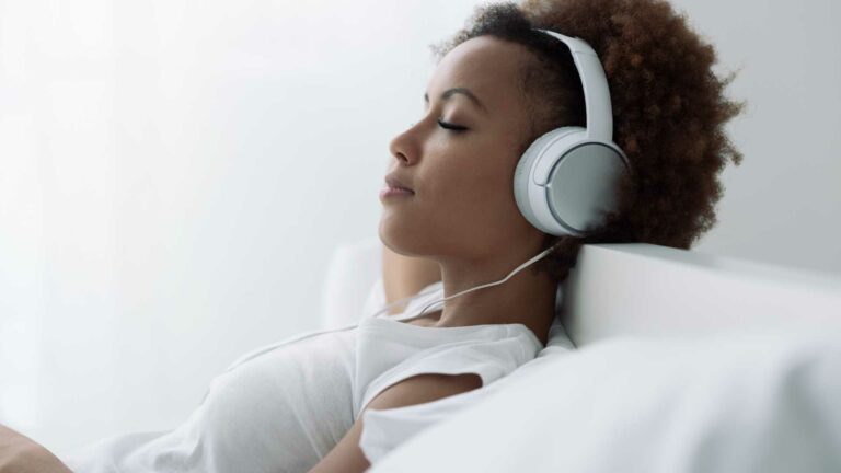 Mulher relaxando ouvindo música no fone de ouvido