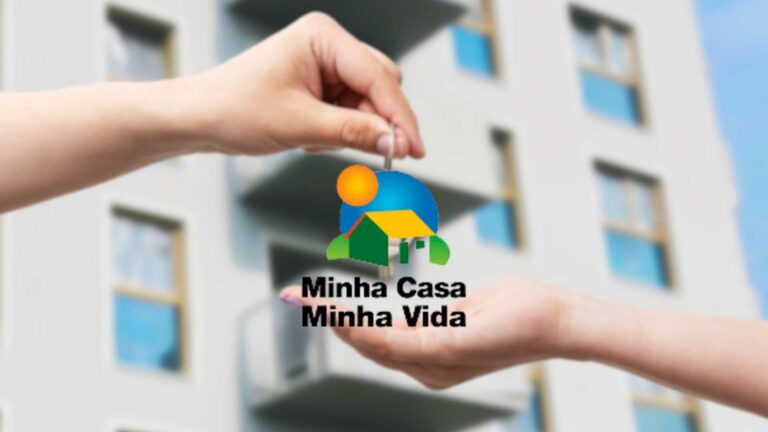 Logotipo do programa Minha Casa Minha Vida com uma mão entregando uma chave a outra mão. Ao fundo a fachada de um prédio