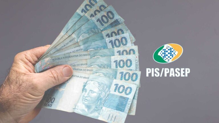 Mão segurando várias notas de 10 reais e ao lado o logotipo do PIS/PASEP